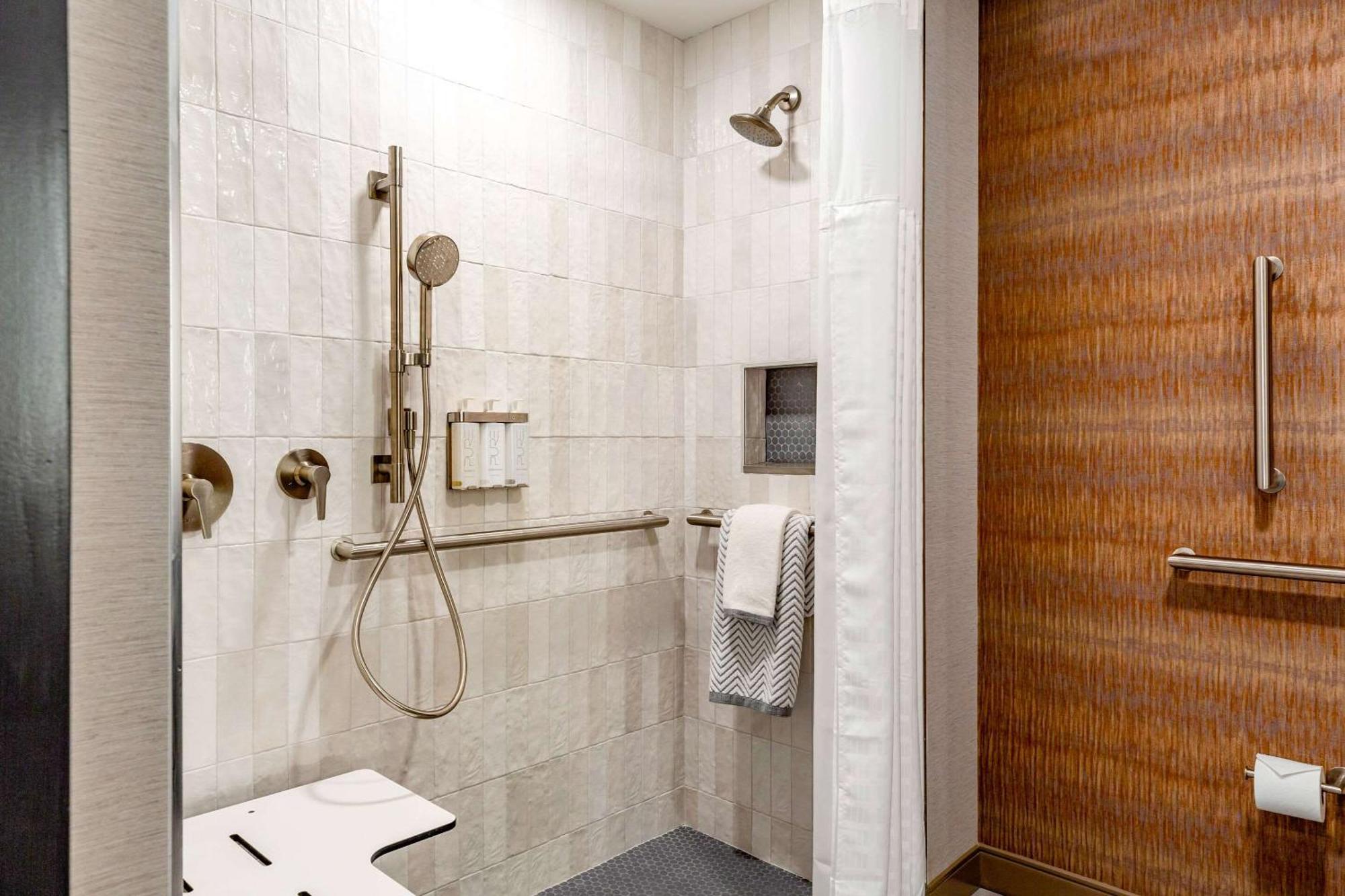 Cambria Area Hotel 3*