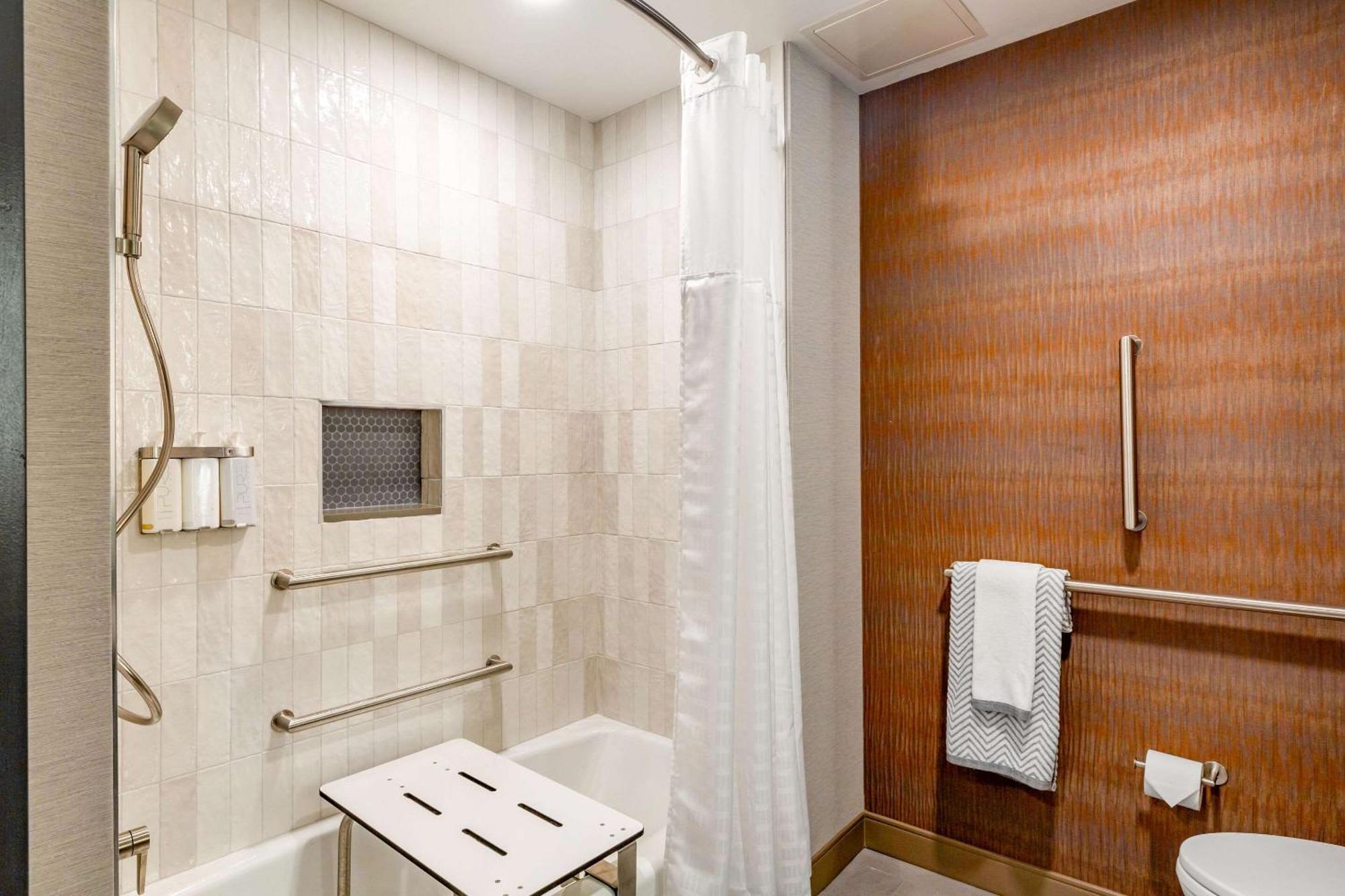 Cambria Area Hotel 3*
